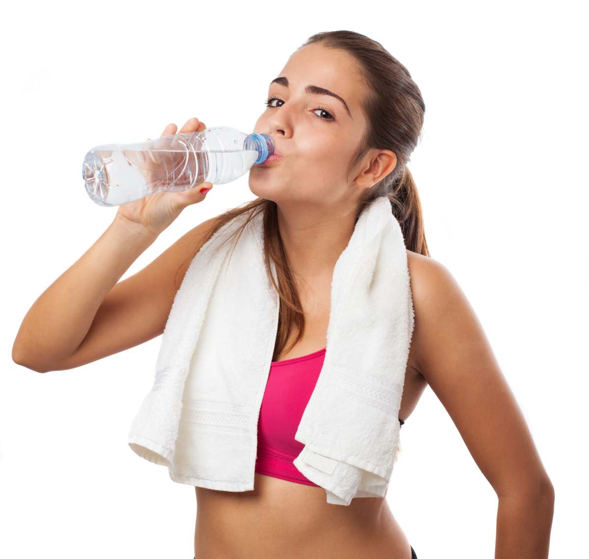 foto de uma jovem mulher bebendo água durante atividade física