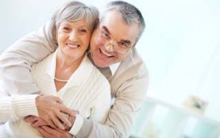 foto de um casal de meia idade abraçados para falar de andropausa