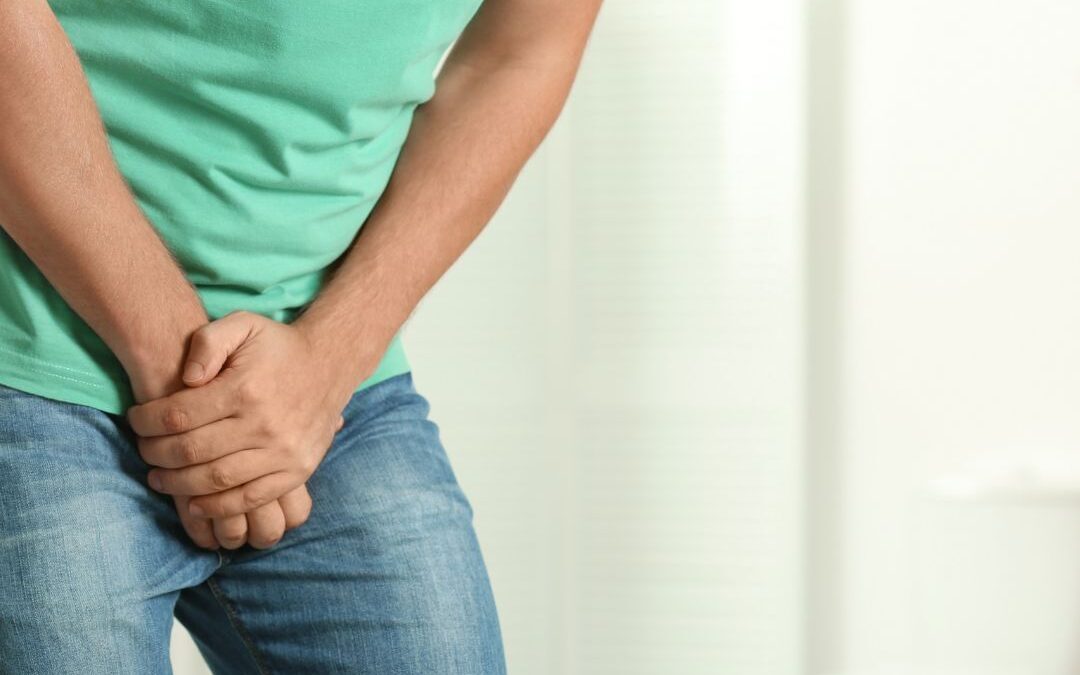 Homem com dor na região genital devido torção de testículo: como acontece?